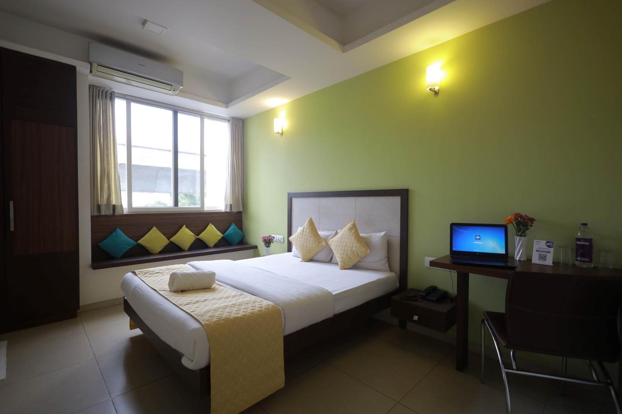 Ixora Suites Bangalore Exterior foto